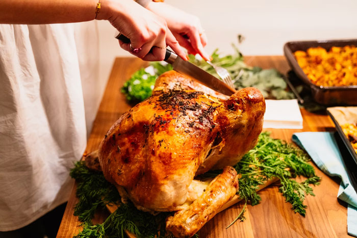 Woman Refuses To Single-Handedly Host Thanksgiving And Christmas For 20+ People For The 4th Year In A Row, Fianc&eacute; Gets Furious