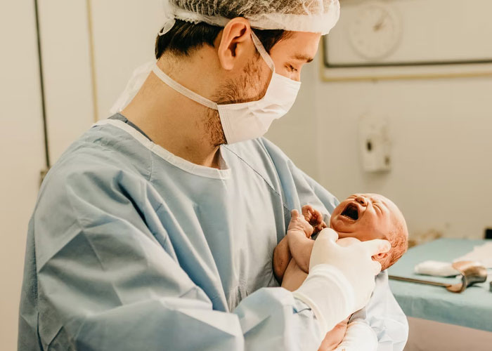 35 People Share The Wildest Things They Witnessed In The Baby Delivery Room