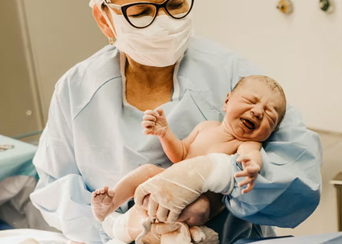 35 People Share The Wildest Things They Witnessed In The Baby Delivery Room