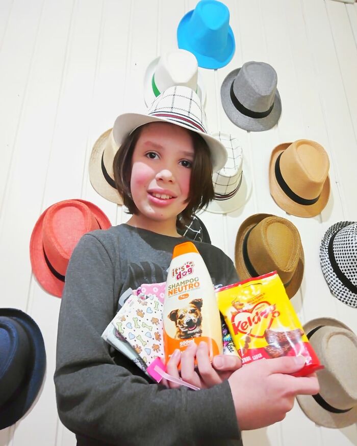 11-Year-Old Brazilian Boy Bathes Stray Dogs On Saturdays To Increase Their Chance At Being Adopted 11-Year-Old Brazilian Boy Bathes Stray Dogs On Saturdays To Increase Their Chance At Being Adopted