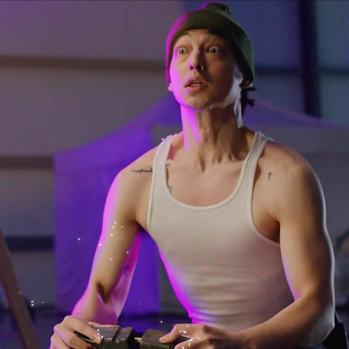 30 Well-Known People Described By Folks Who Supposedly Knew Them From School And Other Places