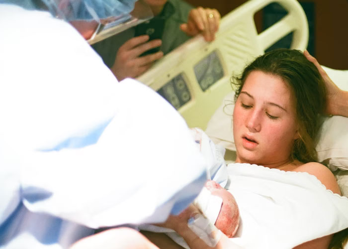 35 People Share The Wildest Things They Witnessed In The Baby Delivery Room