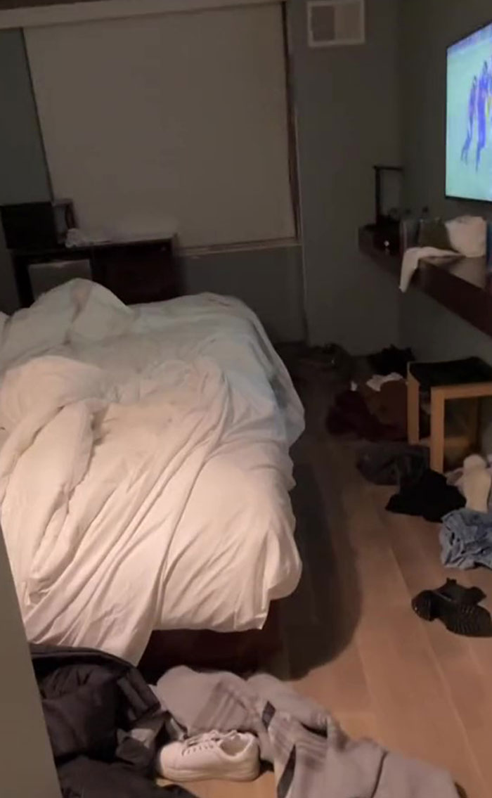 Lady Shows Tiktok How She Settled In An AirBnB Only To Discover Her Window Was A One-Way Mirror Into A Restaurant Lady Shows Tiktok How She Settled In An AirBnB Only To Discover Her Window Was A One-Way Mirror Into A Restaurant