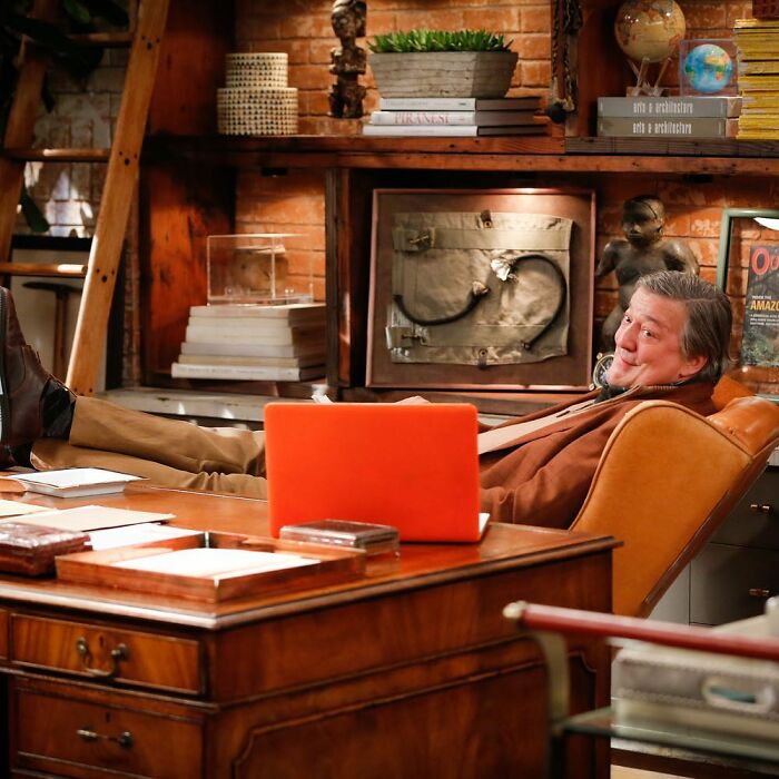 30 Well-Known People Described By Folks Who Supposedly Knew Them From School And Other Places