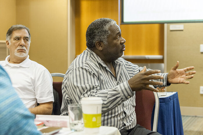 20 Señales sutiles de que alguien es en realidad bastante inteligente