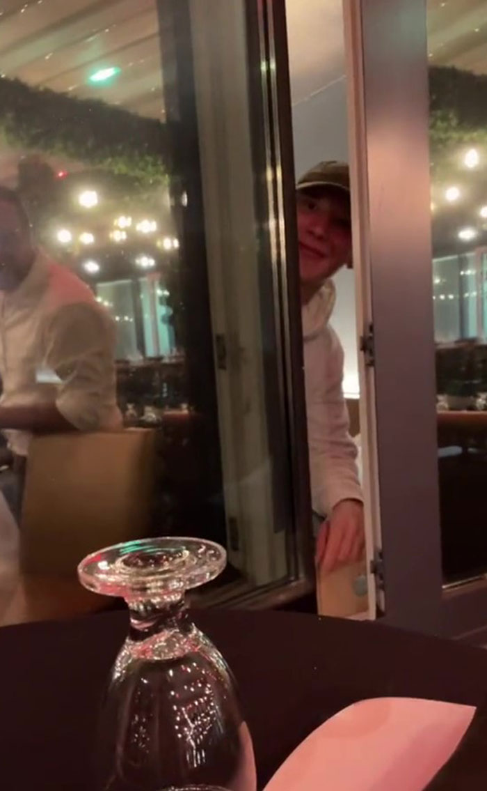 Lady Shows Tiktok How She Settled In An AirBnB Only To Discover Her Window Was A One-Way Mirror Into A Restaurant Lady Shows Tiktok How She Settled In An AirBnB Only To Discover Her Window Was A One-Way Mirror Into A Restaurant