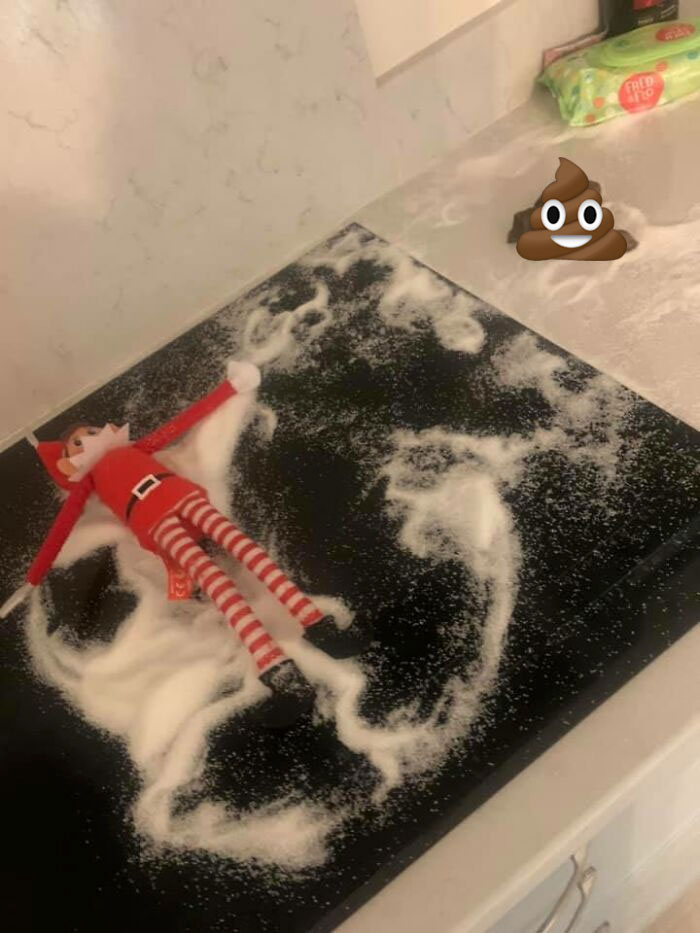 Puse al elfo a hacer un angel de nieve, el gato pensó que era arena y se cagó en la encimera. Mis hijos fueron a buscar al elfo y encontraron truños