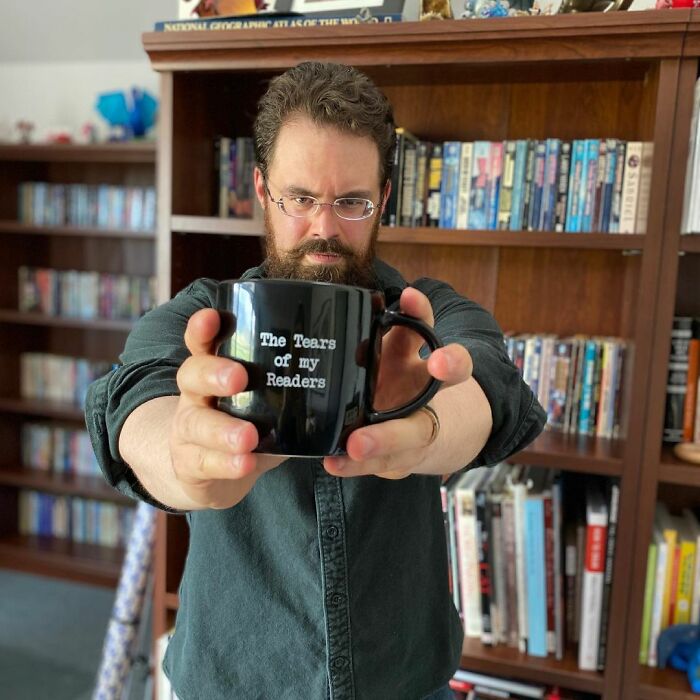 30 Well-Known People Described By Folks Who Supposedly Knew Them From School And Other Places