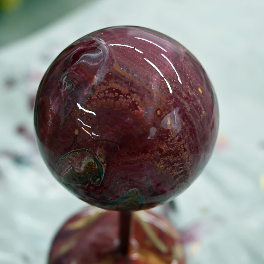 How To Seal Christmas Ornaments And Acrylic Pour Painting ~ DIY Christmas Baubles With Glue