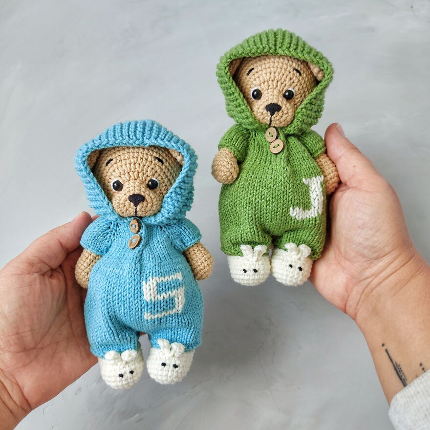 Here&rsquo;s A Crocheting And Kniting Pattern For An Adorable Teddy Bear In Outfit (Overalls) That Will Help Keep You Occupied And Brought
it Is A Joy To Someone In The Form Of A Gift For Any Occasion (Birthday, Christmas) And Even For No Reason.