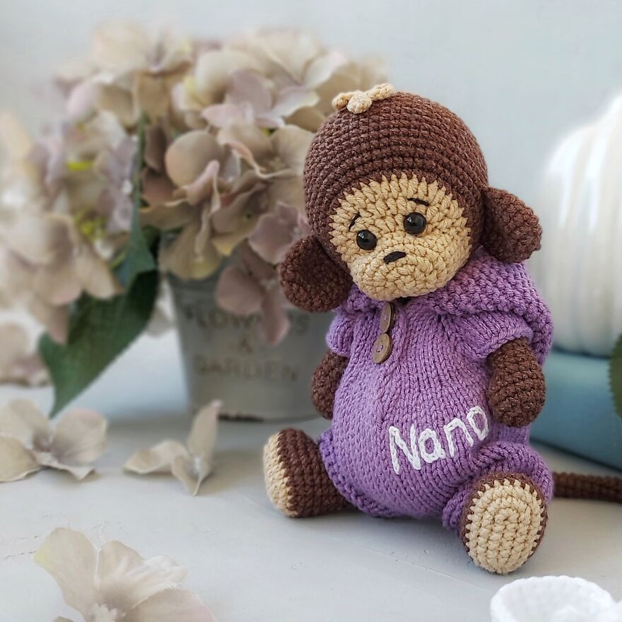 Here&rsquo;s A Crocheting And Kniting Pattern For An Adorable Teddy Bear In Outfit (Overalls) That Will Help Keep You Occupied And Brought
it Is A Joy To Someone In The Form Of A Gift For Any Occasion (Birthday, Christmas) And Even For No Reason.