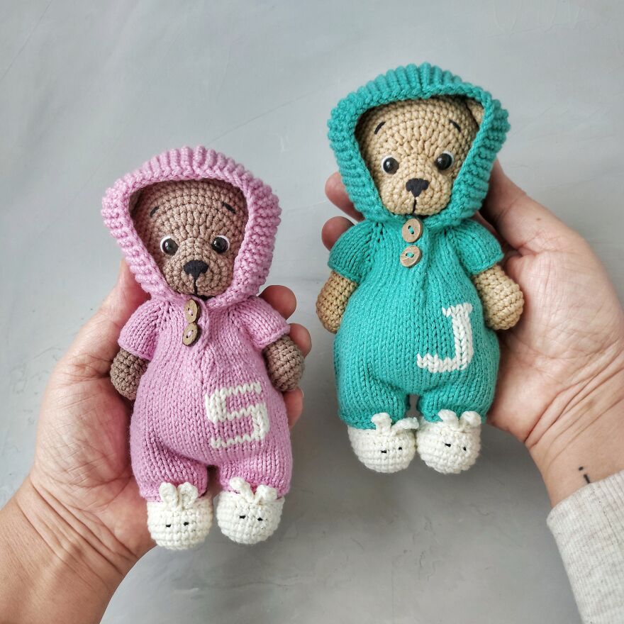 Here&rsquo;s A Crocheting And Kniting Pattern For An Adorable Teddy Bear In Outfit (Overalls) That Will Help Keep You Occupied And Brought
it Is A Joy To Someone In The Form Of A Gift For Any Occasion (Birthday, Christmas) And Even For No Reason.