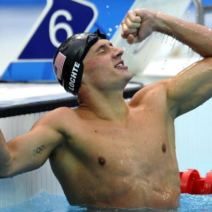 30 Well-Known People Described By Folks Who Supposedly Knew Them From School And Other Places