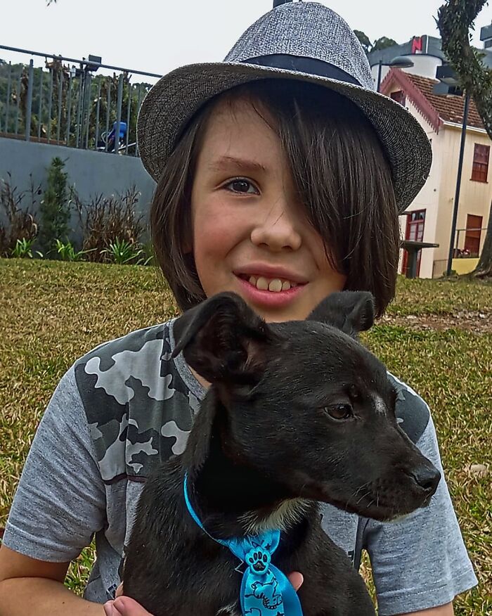11-Year-Old Brazilian Boy Bathes Stray Dogs On Saturdays To Increase Their Chance At Being Adopted 11-Year-Old Brazilian Boy Bathes Stray Dogs On Saturdays To Increase Their Chance At Being Adopted