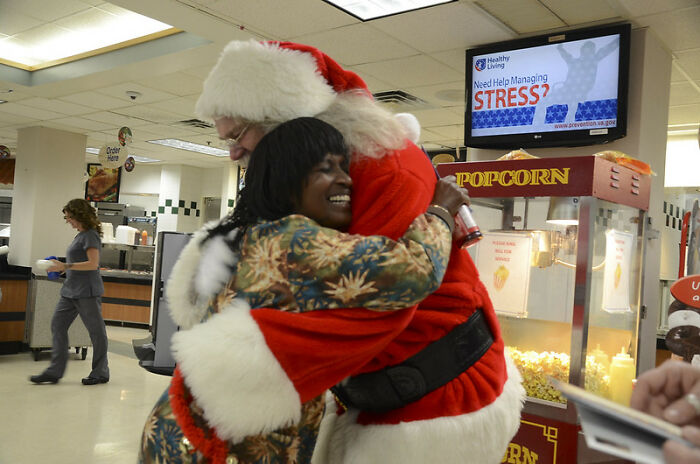 Alguien en este grupo online preguntó: "¿Cuál es tu historia de "por eso no voy a casa en Navidad"? Y 20 personas respondieron