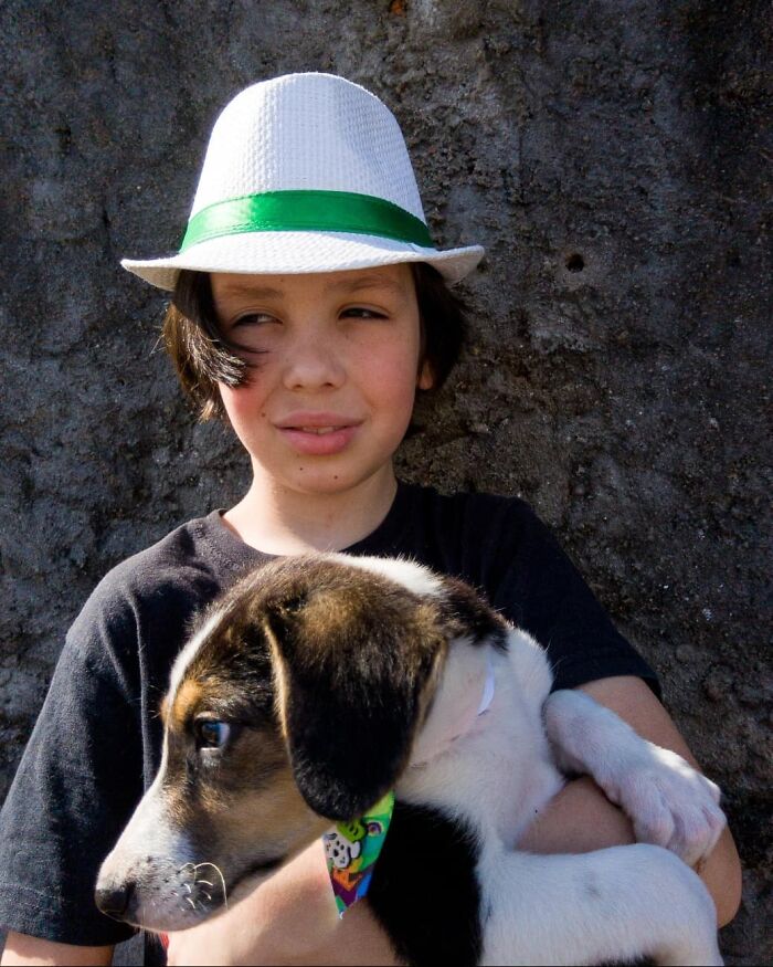 11-Year-Old Brazilian Boy Bathes Stray Dogs On Saturdays To Increase Their Chance At Being Adopted 11-Year-Old Brazilian Boy Bathes Stray Dogs On Saturdays To Increase Their Chance At Being Adopted