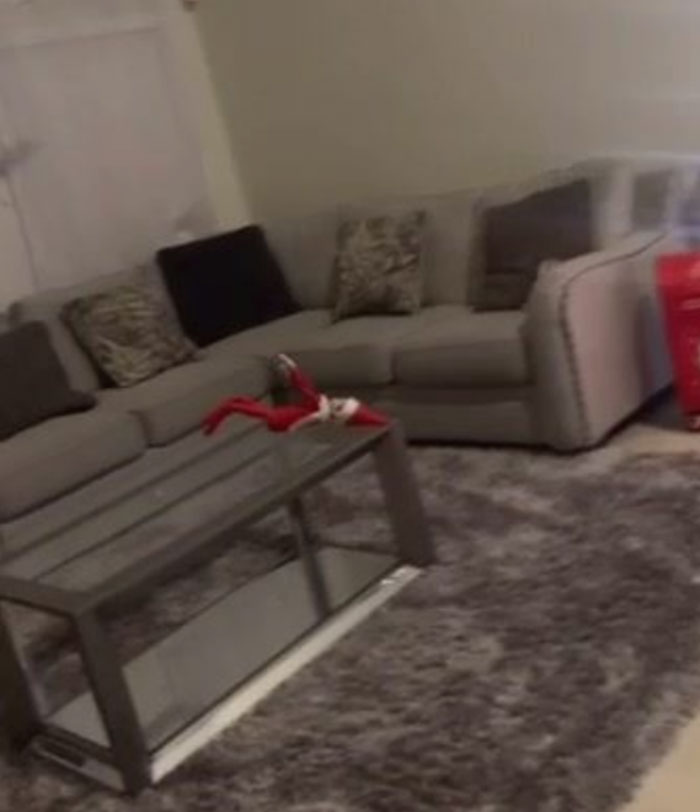 Colgamos al elfo con sedal para que hiciera tirolina, pero el niño lo vio "flotando" y ahora le da miedo