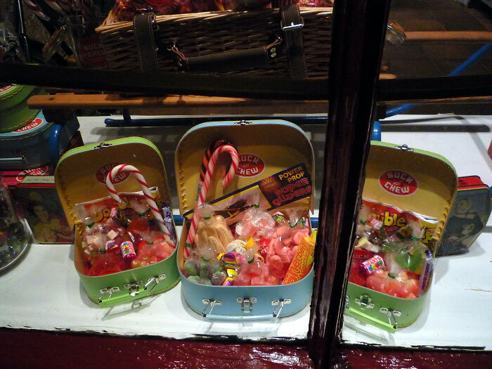 Someone In This Online Group Asked "What Last-Minute Gift For Christmas Is Always A Winner?", 30 Folks Delivered