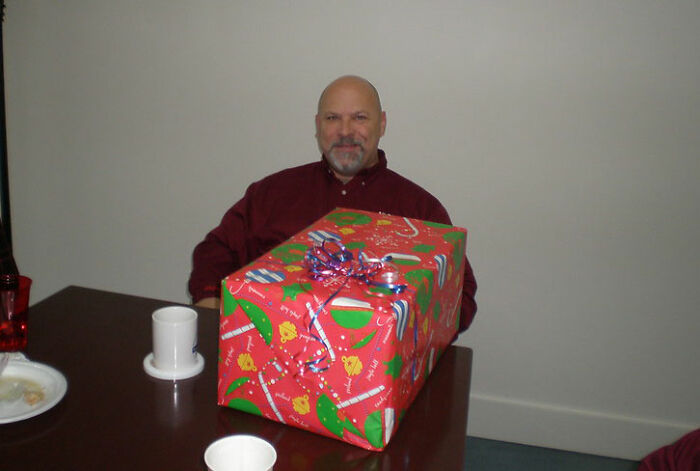 Folks Online Share Similar Stories After Guy Tells How He Understood His ‘Cheap’ $15 Company Christmas Gifts Were Actually Bought By Manager Folks Online Share Similar Stories After Guy Tells How He Understood His ‘Cheap’ $15 Company Christmas Gifts Were Actually Bought By Manager