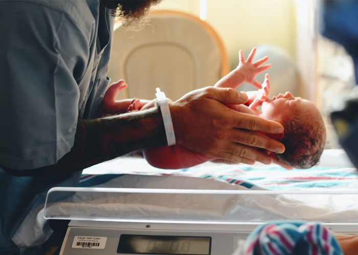 35 People Share The Wildest Things They Witnessed In The Baby Delivery Room