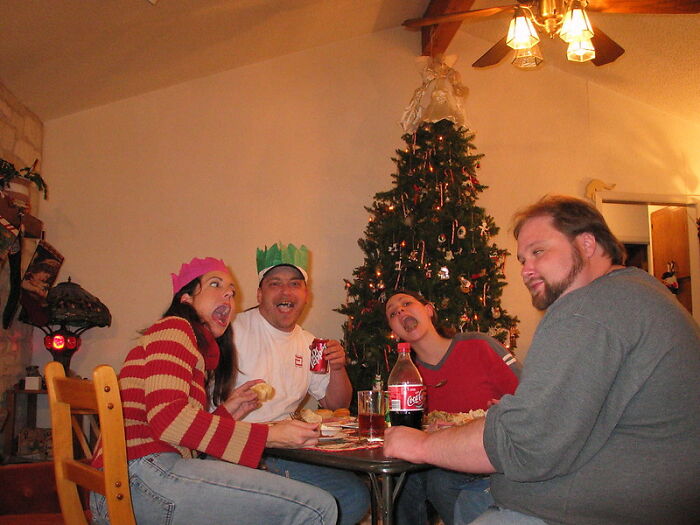 Alguien en este grupo online preguntó: "¿Cuál es tu historia de "por eso no voy a casa en Navidad"? Y 20 personas respondieron