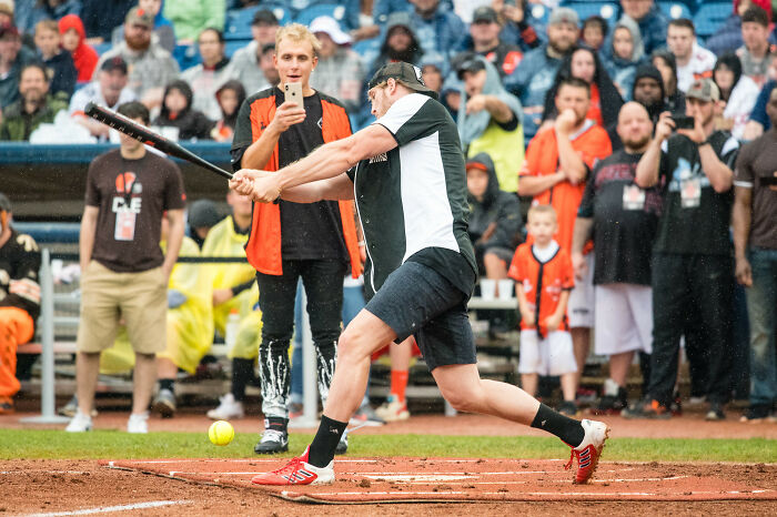 30 Well-Known People Described By Folks Who Supposedly Knew Them From School And Other Places