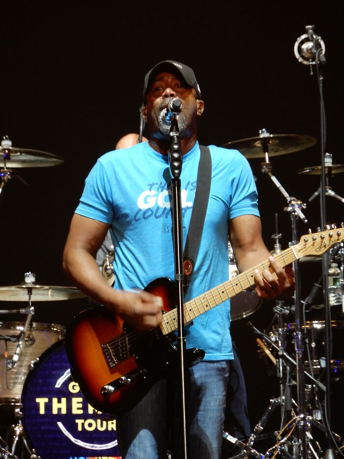 “I Landscaped Eminem's House”: Folks Online Disclose Their Experiences When Working For Famous People And Here Are 30 Of The Most Interesting Stories