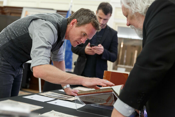 30 Well-Known People Described By Folks Who Supposedly Knew Them From School And Other Places