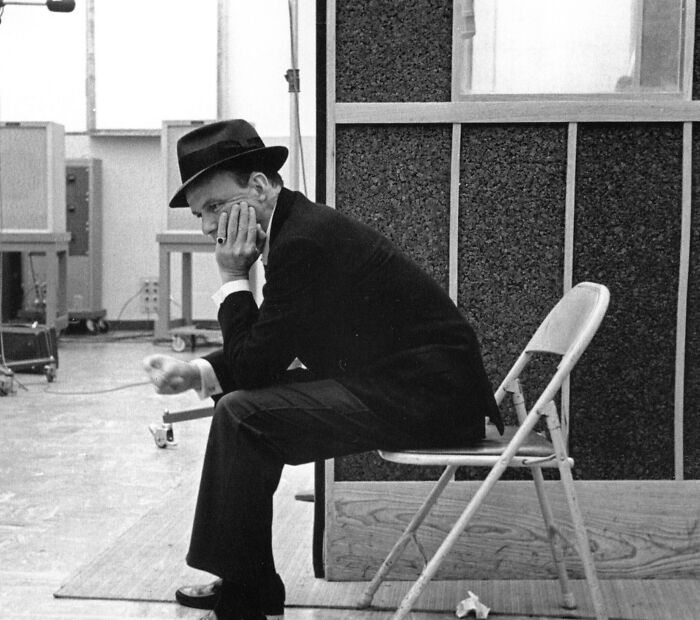 30 Well-Known People Described By Folks Who Supposedly Knew Them From School And Other Places