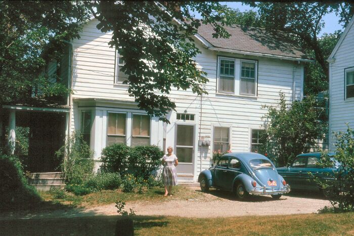 Esta es mi tía abuela frente a su casa en Boston, 1964. La casa fue comprada con el salario de un lechero