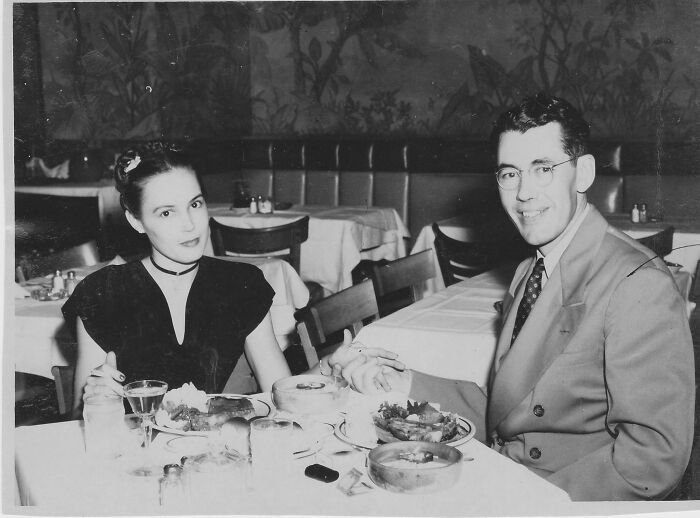 Mis padres a mediados de los años 40. Siempre me ha gustado esta foto