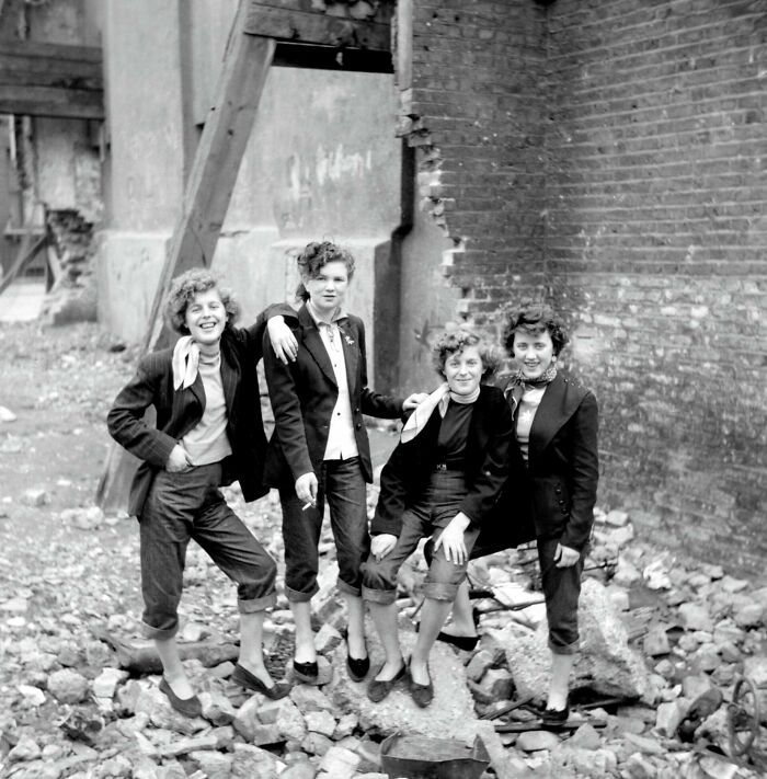 Las Teddy Girls en 1955 - Su subcultura se centraba en un Londres aún dañado por las bombas