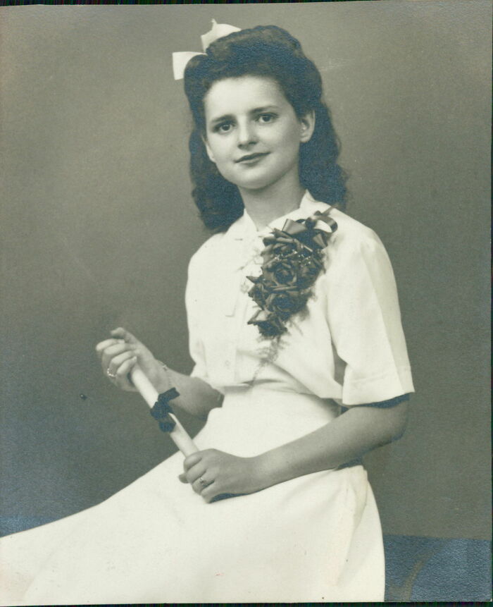 Mi tía Estie, que ha fallecido hoy, graduación de la escuela secundaria, el Bronx 1945