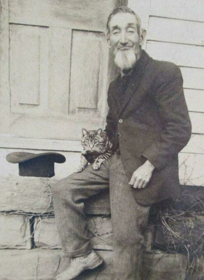Un hombre con su gato, principios de 1900