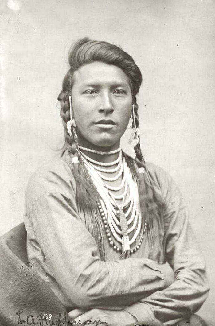 "Sits Down Spotted"- Nación Crow, Fort Keogh, Montana, 1881. Foto de L.A. Huffman