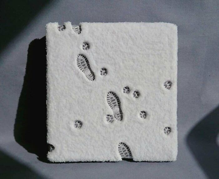 No lo hice yo, pero es demasiado genial como para no compartirlo. Huellas en la nieve bordadas por Narumi Takada (Nrm_takada en Instagram)