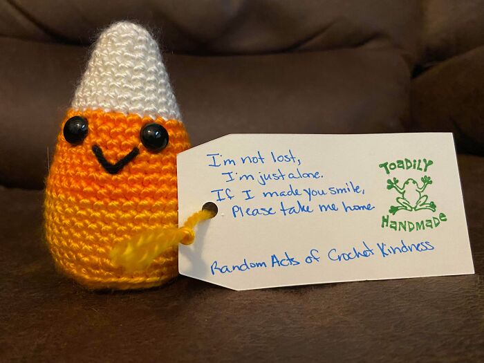 Más de mi proyecto “Gestos azarosos de bondad en ganchillo”: He estado escabulléndome en el hospital por las noches y dejándolos en las áreas más transitadas. Utilicé el hilo que tenía en casa para hacerlos