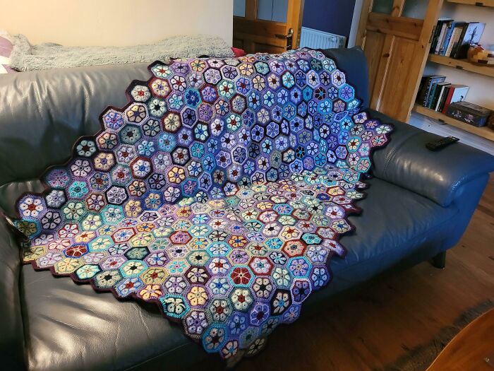 Hace algunos meses, comencé este proyecto para utilizar el hilo que me había sobrado… y luego se me fue un poco la mano. Diez meses y unas 350 flores africanas después, les presento mi primera manta