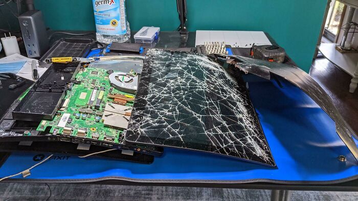 Un cliente me preguntó si podía recuperar algo. Lo dobló con la rodilla en un arrebato una noche de borrachera. El disco duro estaba milagrosamente intacto y pude hacer una recuperación completa