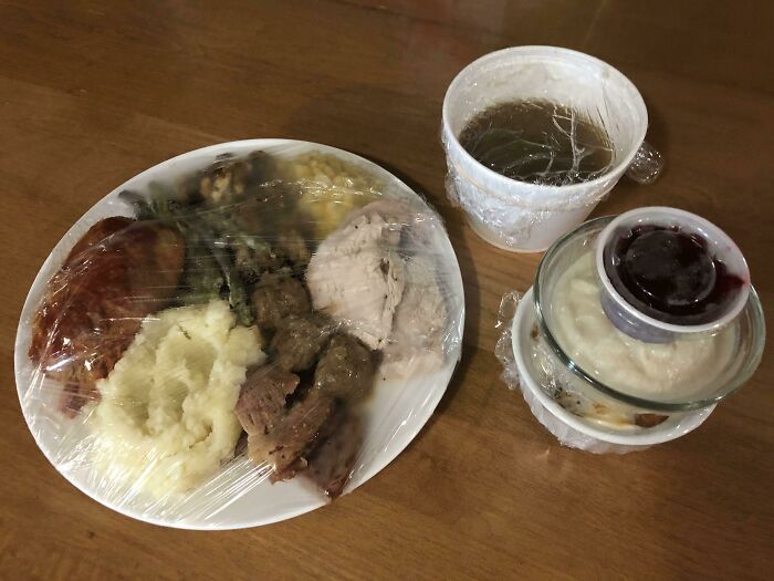 Pasar la Navidad solo por primera vez debido a la covid y mis vecinos me trajeron una cena de Navidad completa. Significó mucho para mí, así que me alegro de tenerlos