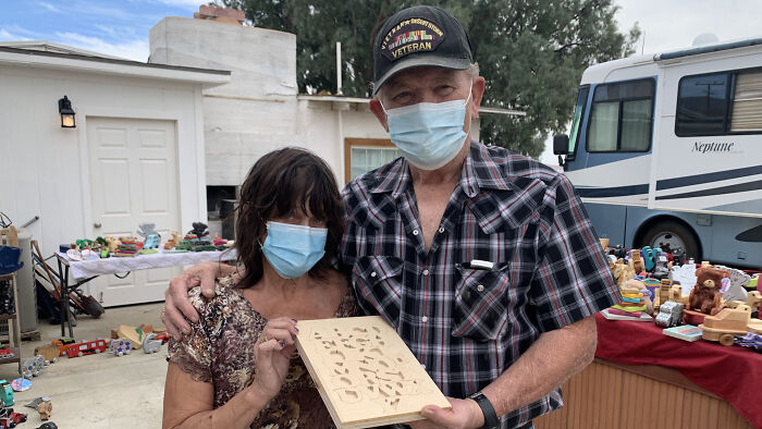 Mike Sullivan y su esposa, Sierra, llevan cincuenta años casados. Hace diez años, construyeron un pequeño taller de carpintería en su casa y empezaron a fabricar juguetes como pasatiempo