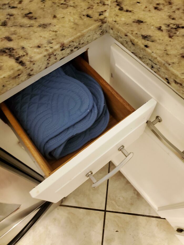 Can't Open The Drawer Because The Handle Blocks It (The Same Thing Happens With The Drawer On The Right)