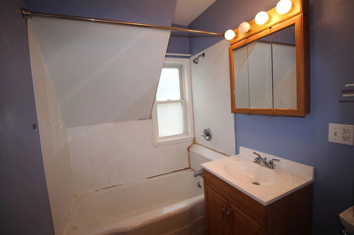 I Was Browsing House/Apartment Rentals When I Saw This Monstrosity Of A Shower. How Does Anyone Even Use This?