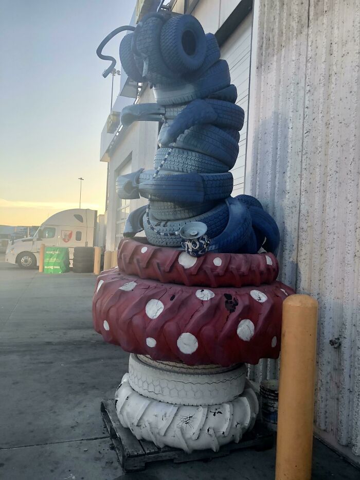Esta escultura te da la bienvenida en una tienda de neumáticos Truck Stop en Colorado