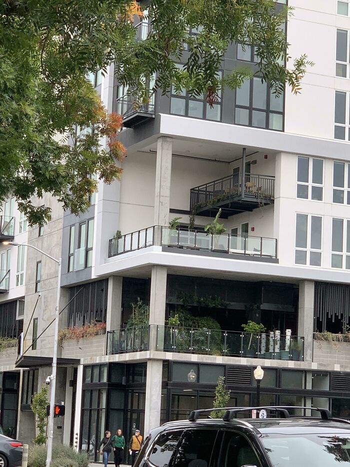 Este balcón tiene un balcón en él