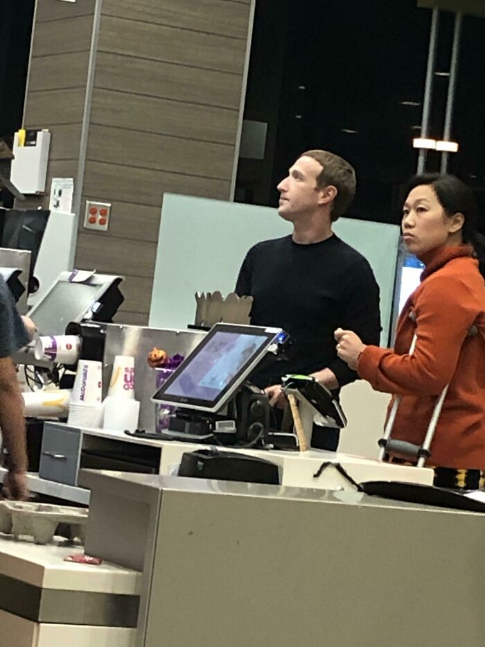 Vi a Mark Zuckerberg y a su esposa, Priscilla Chan, en McDonald's