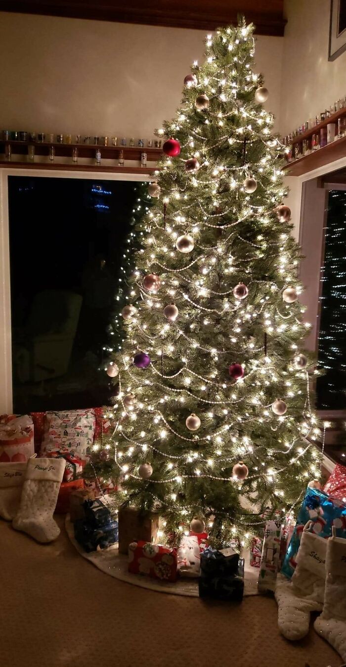 Es la primera vez que decoro el árbol yo misma. Quería hacerlo especial este año, porque mi madre falleció repentinamente en octubre. Así que, esto es en memoria de ella