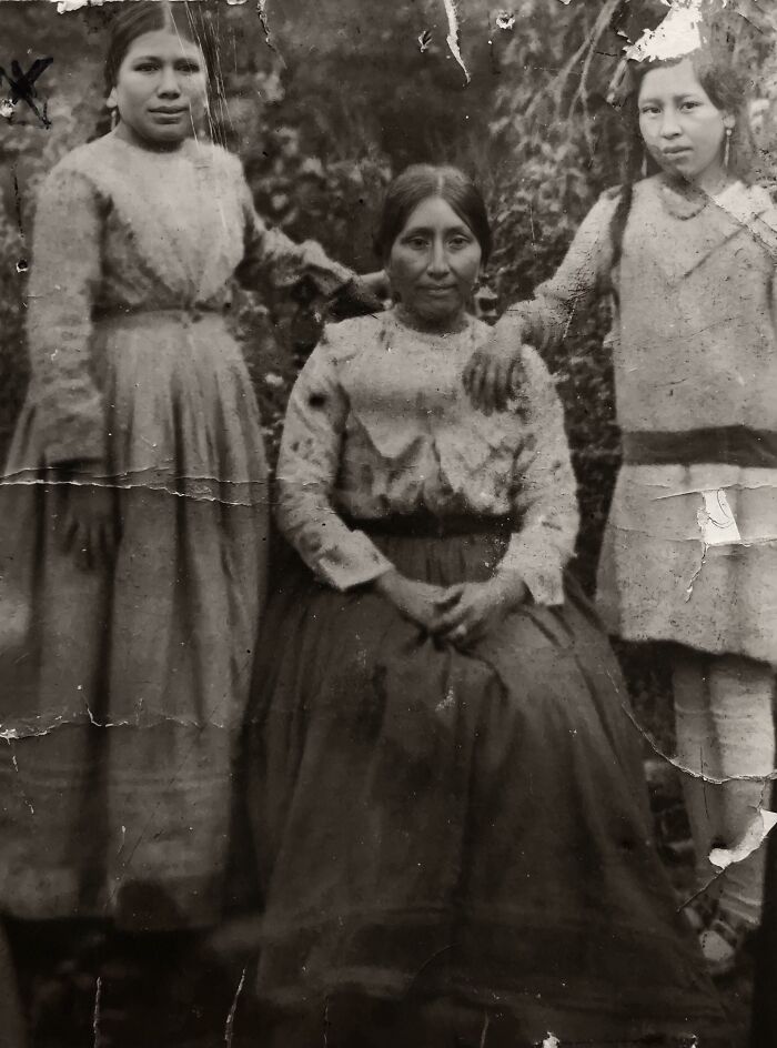 1930 - Mi segunda tía abuela Sara (derecha) y su madre Manuela (sentada) y la tía Emilia. Caja Espíritu, Huancavelica, Perú. La única foto que existe de Mamá Manuela
