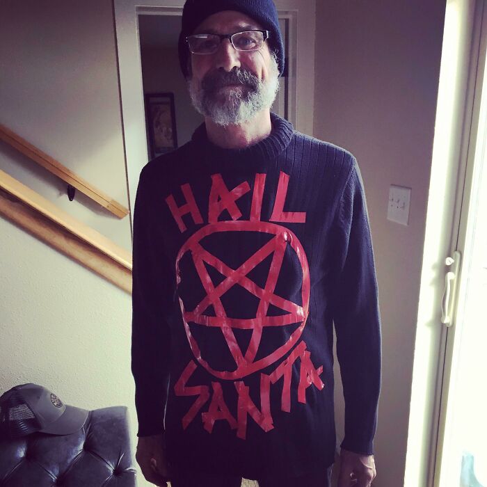 I Didn’t Have An “Ugly Christmas Sweater“ For The Party, So I Made One