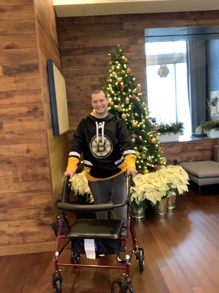 ¡Es un milagro de Navidad! Puedo caminar y estar junto al árbol